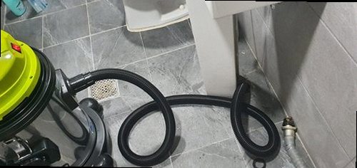 용산구 청암동 하수구막힘 배수구 주변과 물 흐름 상태를 확인하는 모습