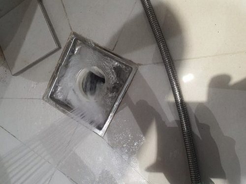 용산구 하수구막힘 세면대 배수구와 물이 고이는 상태를 살펴보는 점검 장면