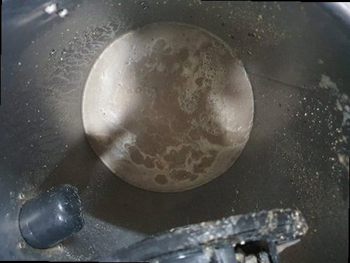 용산구 갈월동 하수구막힘 배수구 주변의 물 고임과 역류 흔적을 확인하는 모습
