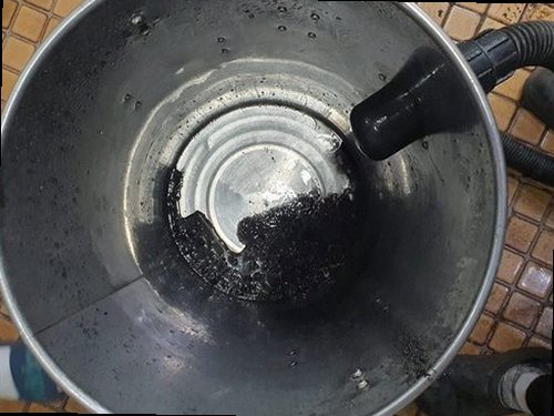 용산구 청파동1가 하수구막힘 배수구 주변 상태와 물 고임 여부를 확인하는 모습