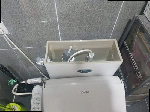 용산구 하수구막힘 배수구 주변의 물 고임과 오염 상태를 확인하는 모습